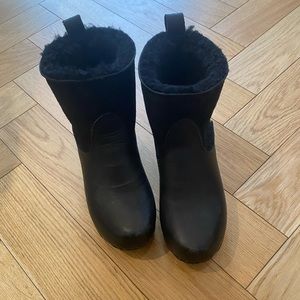 No 6 shearling black boots. Worn but in good condition - one nick on the heel.